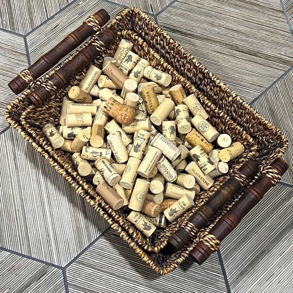 WINE CORKS For DIY & Crafts Projects 100 pcs (Plus A Few Extra) - Picture 1 of 2